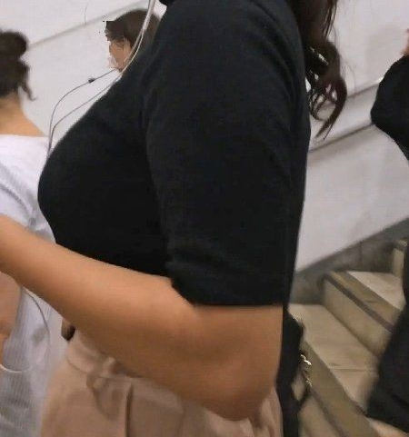 おっぱい 着衣巨乳 横乳 エロ画像【69】
