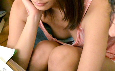 勉強中に胸チラするおっぱい家庭教師のエロ画像 ①