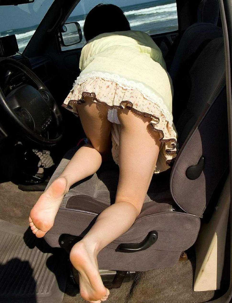 ミニスカ 車 パンチラ エロ画像【73】