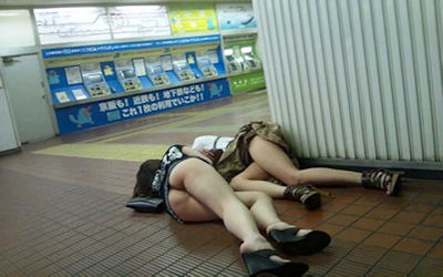 駅ホーム・駅構内のパンチラ（JK多め）画像 ④
