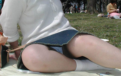 熟女と人妻の魅惑的なパンチラ画像 ①