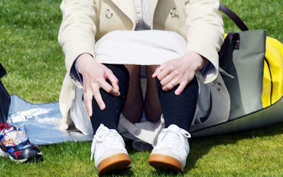 熟女と人妻の魅惑的なパンチラ画像 ②