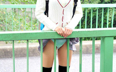 JKのパンティがエロいサテンパンツのパンチラ画像 ④