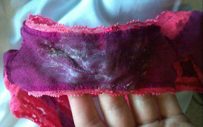 パンツのシミを見せる脱ぎたて染みパン画像 ②
