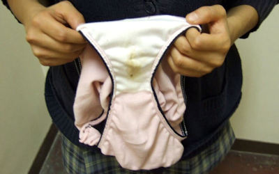 パンツのシミを見せる脱ぎたて染みパン画像 ③