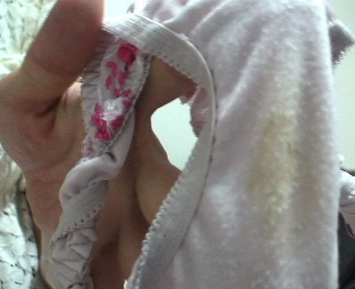 パンツのシミ 見せる 脱ぎたて 染みパン エロ画像【26】