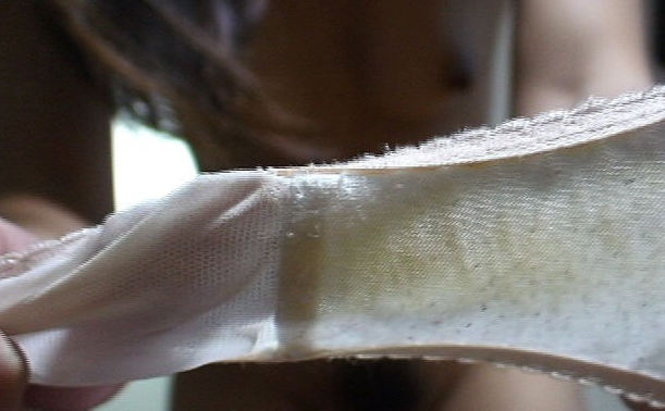 パンツのシミ 見せる 脱ぎたて 染みパン エロ画像【28】