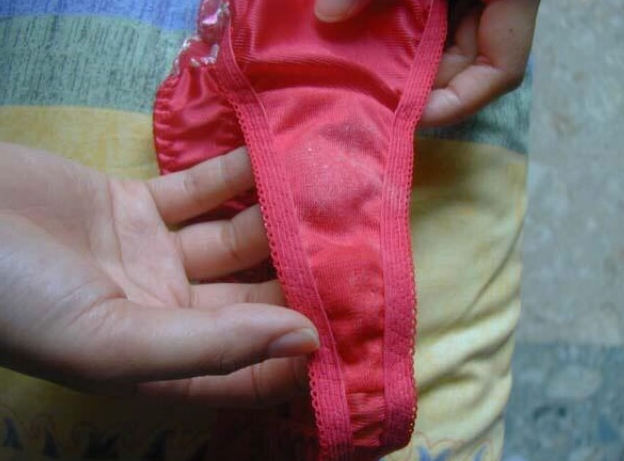 パンツのシミ 見せる 脱ぎたて 染みパン エロ画像【31】