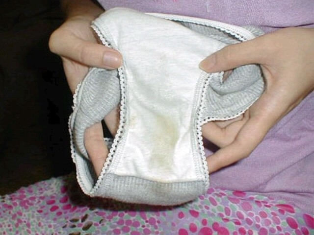 パンツのシミ 見せる 脱ぎたて 染みパン エロ画像【33】