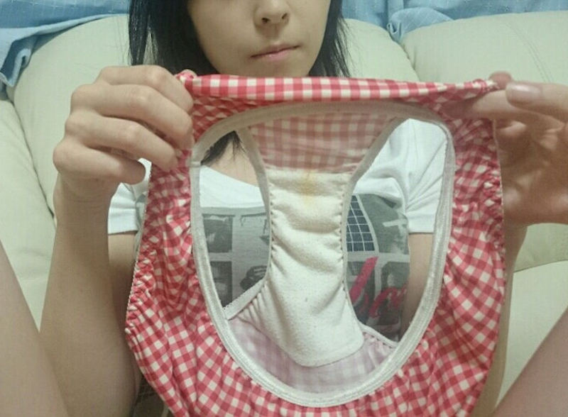 パンツのシミ 見せる 脱ぎたて 染みパン エロ画像【45】