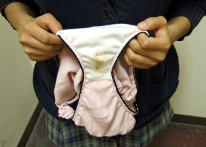 パンツのシミ 見せる 脱ぎたて 染みパン エロ画像【46】