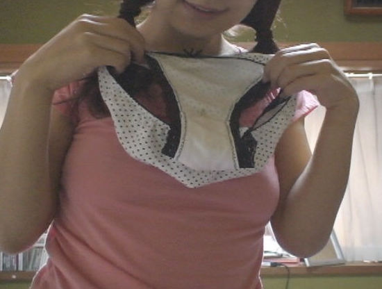 パンツのシミ 見せる 脱ぎたて 染みパン エロ画像【60】