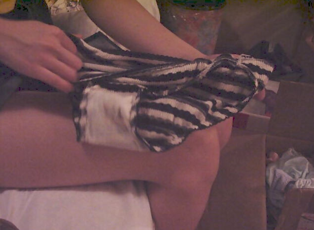 パンツのシミ 見せる 脱ぎたて 染みパン エロ画像【64】