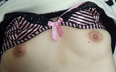 ブラジャーをずらす捲り上げおっぱいのエロ画像 ①