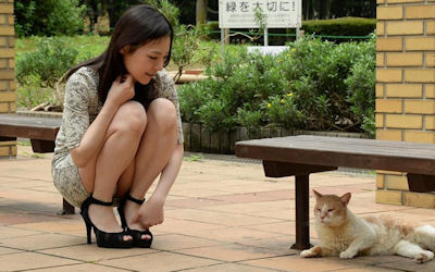 公園デートでパンチラする美女のエロ画像 ①
