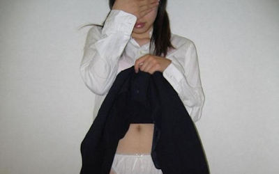 スカートたくし上げてパンツ見せを恥ずかしがるエロ画像 ①