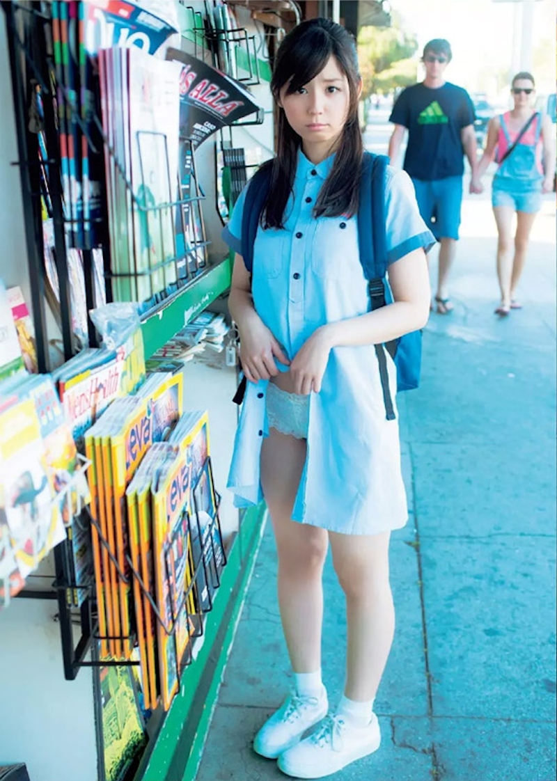 スカート たくし上げ パンツ見せ 恥ずかしがる エロ画像【1】