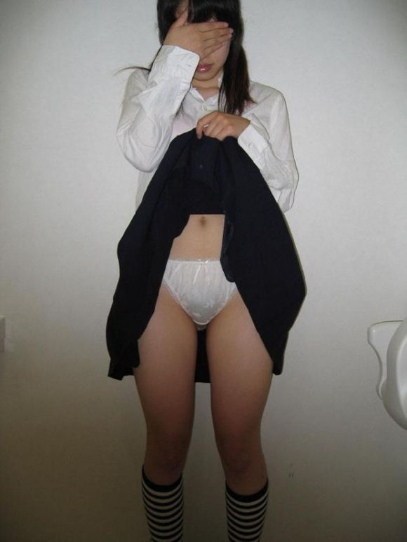 スカート たくし上げ パンツ見せ 恥ずかしがる エロ画像【7】
