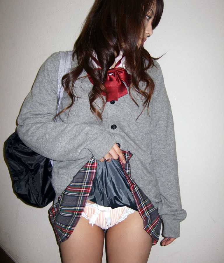 スカート たくし上げ パンツ見せ 恥ずかしがる エロ画像【20】