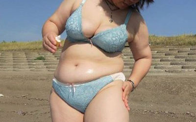 おデブな熟女の水着姿がムチムチなエロ画像 ③