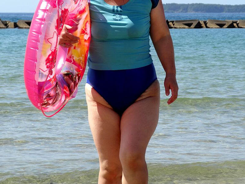 おデブな熟女の水着姿がムチムチなエロ画像