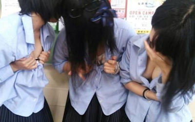 胸チラJK・胸モロJKのエロ画像 ④