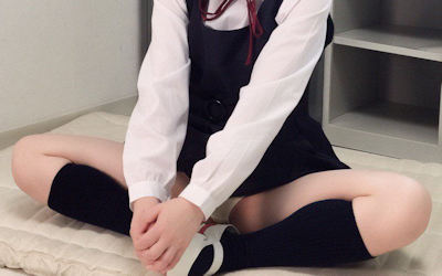 パンツが見えるあぐらパンチラJKのエロ画像 ①