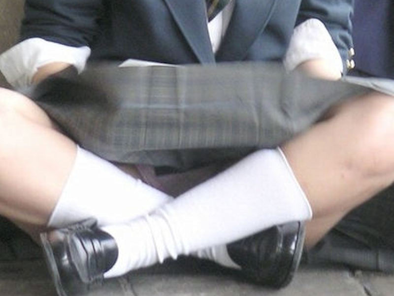 パンツが見えるあぐらパンチラJKのエロ画像