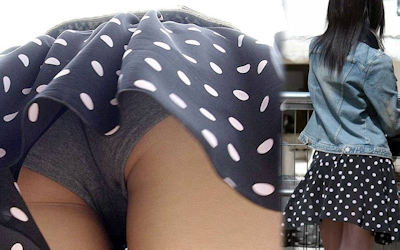 ひらひらフレアスカートのパンチラが男受けするエロ画像 ①