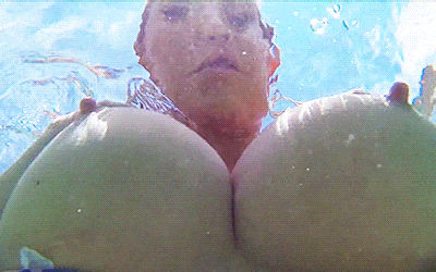 水中で揺れ動くおっぱいのGIFエロ画像 ③