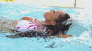水中 揺れ 動く おっぱい GIF エロ画像【11】