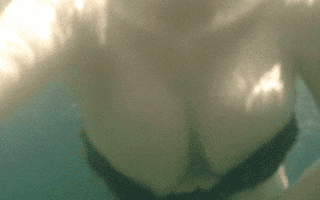 水中 揺れ 動く おっぱい GIF エロ画像【15】