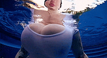 水中 揺れ 動く おっぱい GIF エロ画像【18】