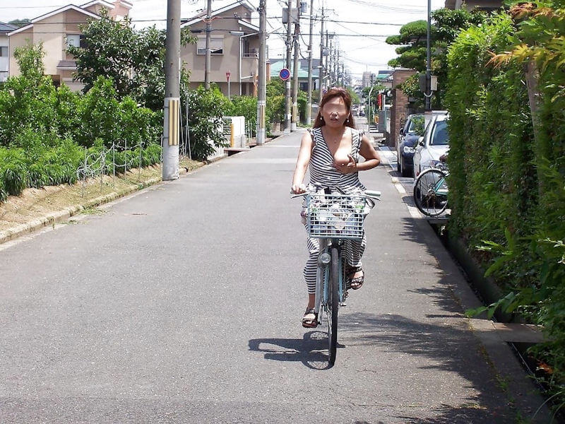 熟女が乳首を出すおっぱいポロリおばさん画像
