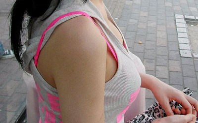 タンクトップからブラジャーがハミ出すハミブラ画像 ①