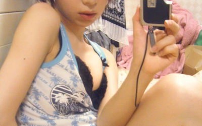 タンクトップからブラジャーがハミ出すハミブラ画像 ④
