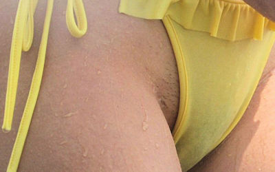 まん毛が水着からハミ毛した股間のエロ画像 ①