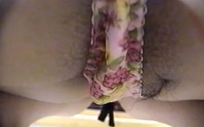 しゃがみパンチラドアップのハミ毛付きエロ画像 ④