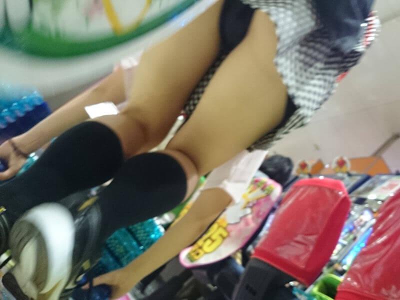 ミニスカパチンコ店員がパンチラするエロ画像