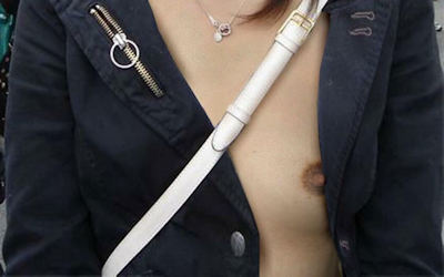 ちっぱいでもおっぱいを出す貧乳野外露出画像 ③
