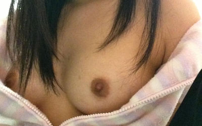 寝間着でおっぱいポロリなノーブラパジャマのエロ画像 ③