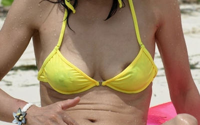 乳輪がハミ出す水着おっぱいのエロ画像 ①