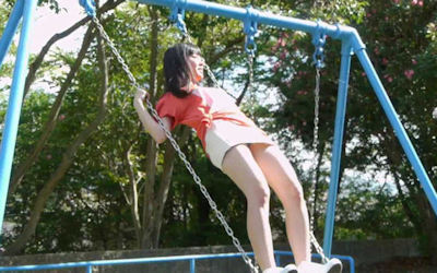 立ち漕ぎパンチラしてる公園ブランコのエロ画像 ①