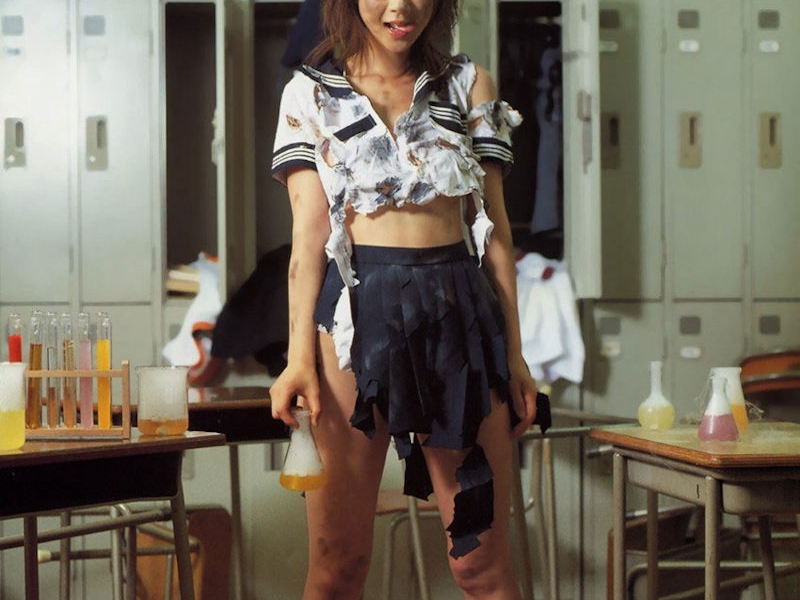 服がビリビリに破れた切り裂きJKのエロ画像