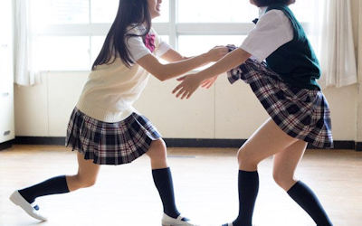 ギャルやJKがスカートめくりしてる女同士のおふざけ画像 ③