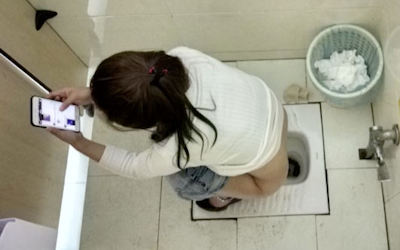 トイレの個室で携帯電話使用中な現代人のエロ画像 ②