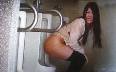女子が男子トイレでおしっこ(立ちション)するエロ画像 ④