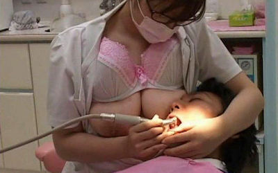 歯医者でおっぱいが当たる巨乳歯科衛生士のエロ画像 ②