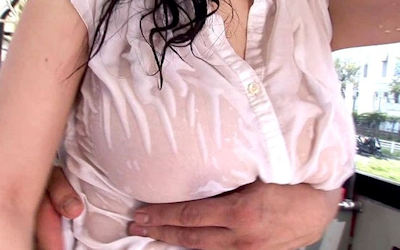 巨乳がびちょ濡れな濡れ透けボインのエロ画像 ②