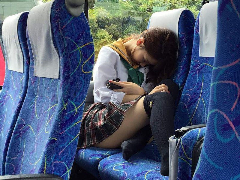 太ももがじれったいミニスカートのエロ画像